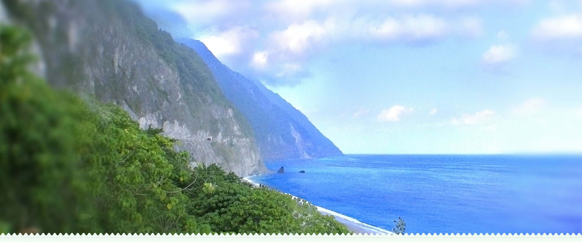花蓮海岸，碧藍海水與壯闊山巒